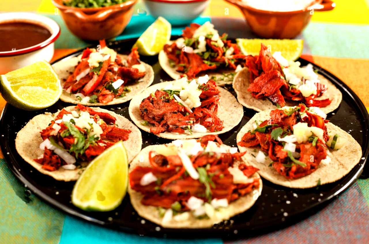 Larga fila en Alemania para comer unos tacos al pastor Cancún Mío