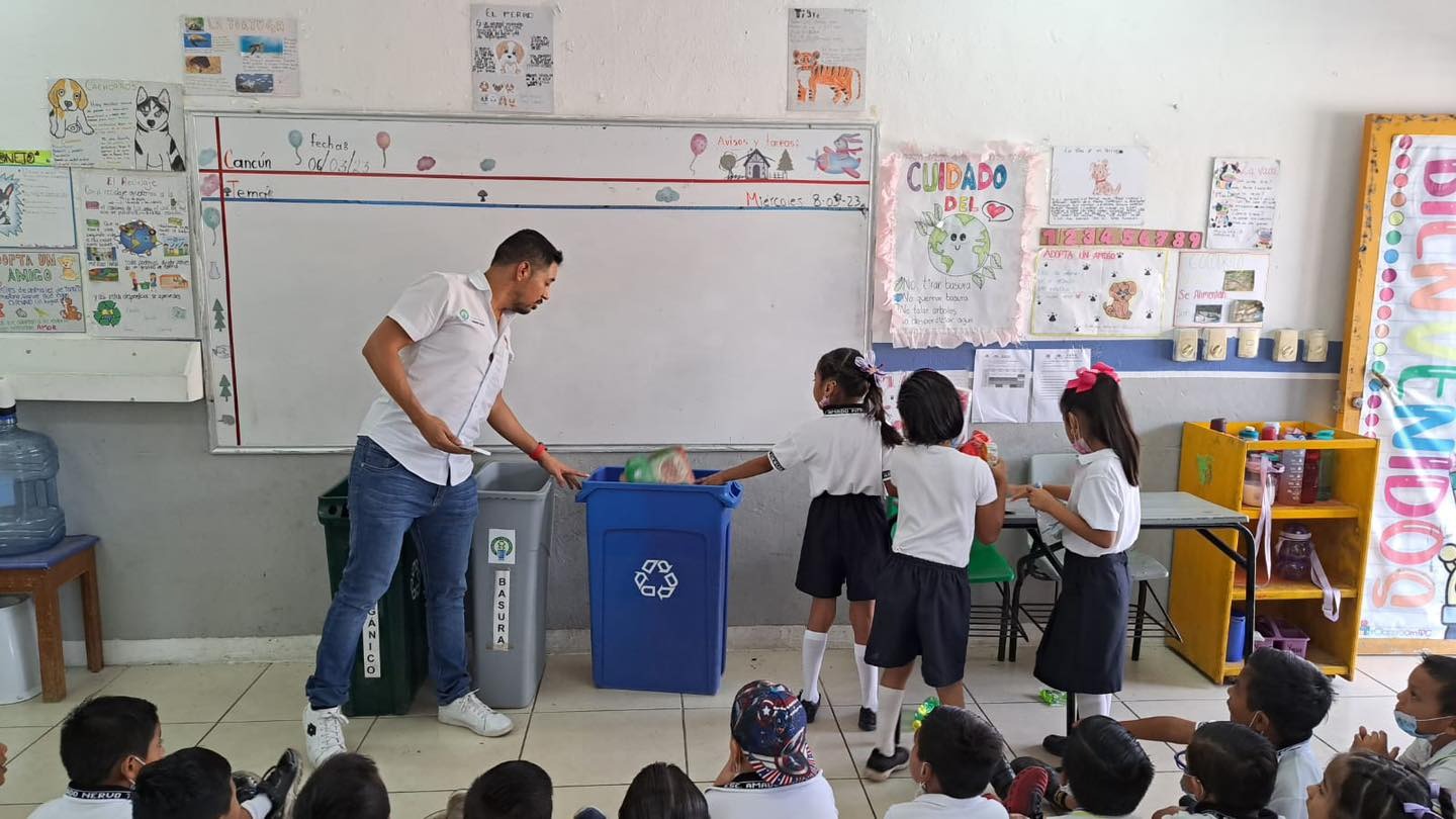 Concientizan sobre la separación de residuos en escuelas