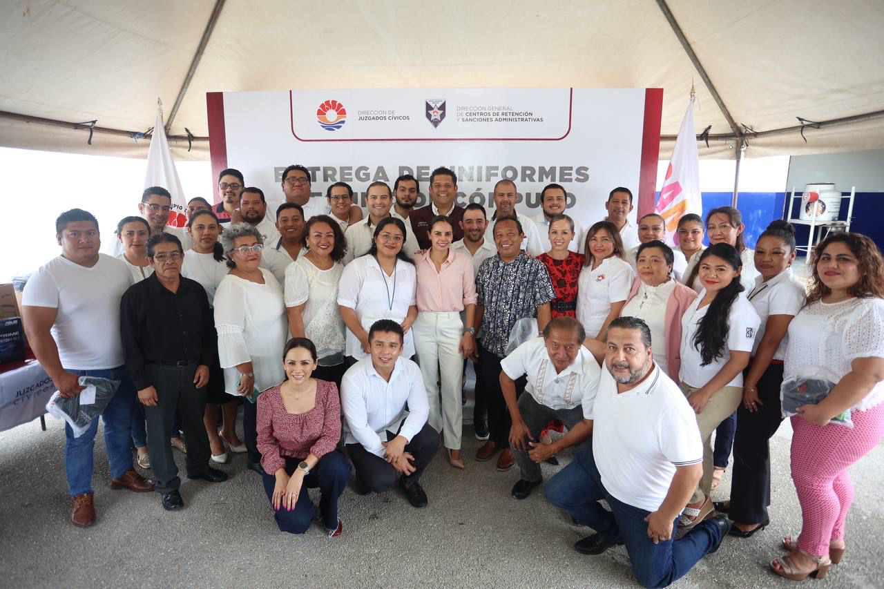 Ana Paty Peralta Entrega Uniformes y Equipo en personal del Centro de ...
