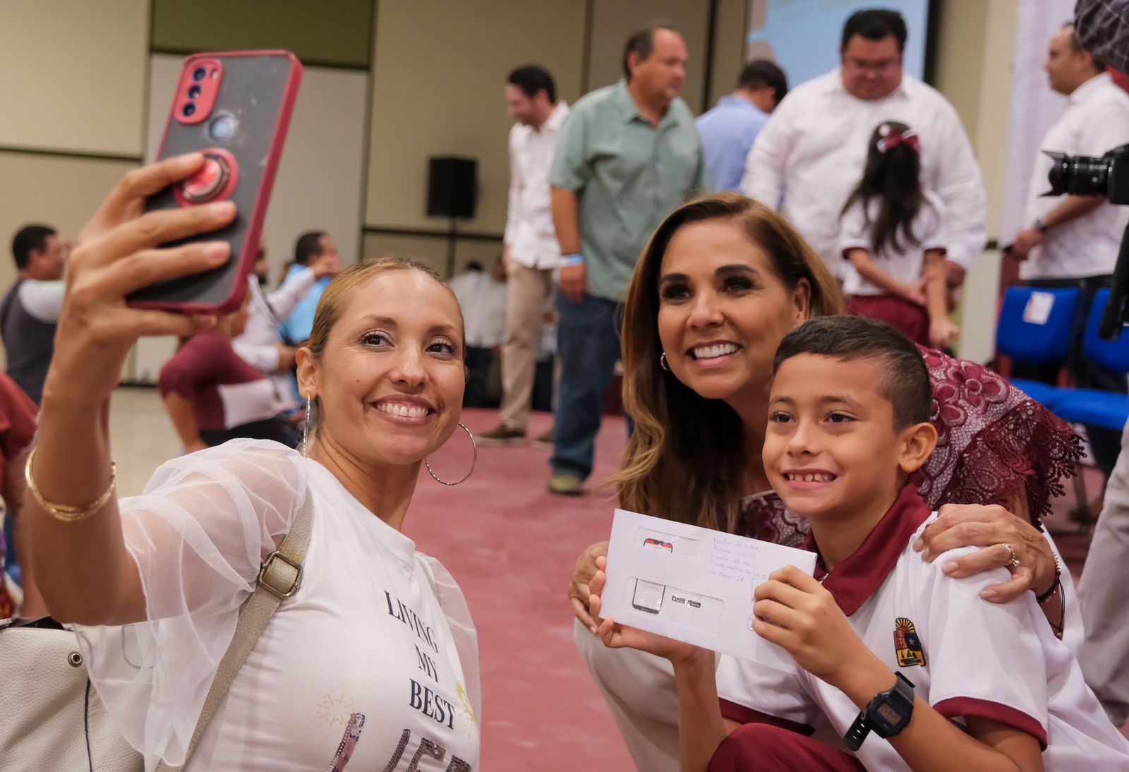 Mara Lezama entrega mil 442 becas para estudiantes de Cozumel | Cancún Mío