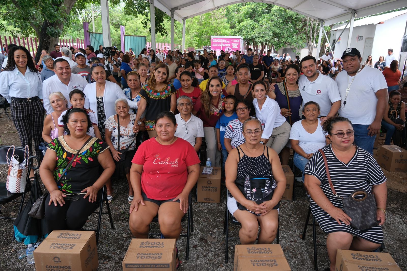 Mara Lezama entrega apoyos «Comemos Tod@s» en la región 247 de Cancún ...